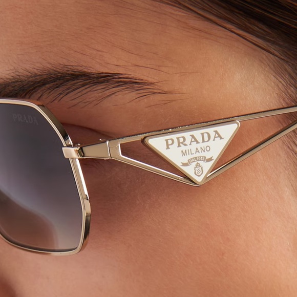 New🔥 PRADA Gradient Iris Lenses Sunglasses
With Triangle Logo - Picture 8 of 9